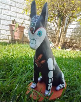 Figura de mascota estilo catrina de barro, artesanía mexicana