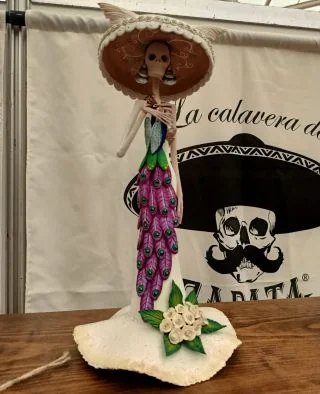 Elegante Catrina clásica de barro con sombrero, artesanía de Michoacán