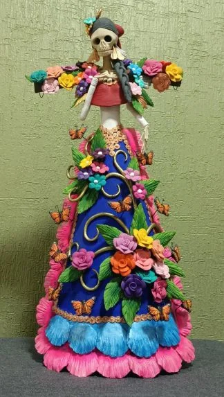 Catrina floral de barro pintada a mano con diseño de flores mexicanas