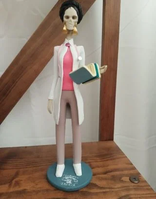 Catrina de barro personalizada con profesión de doctora, pintada a mano