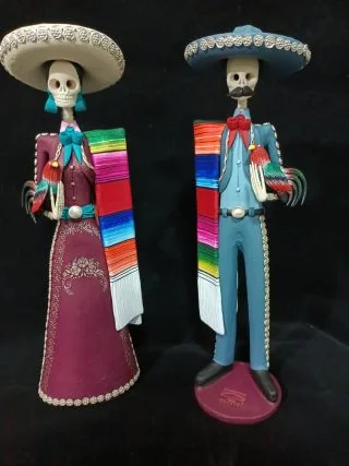 Pareja de catrines galleros de barro, arte popular de Capula