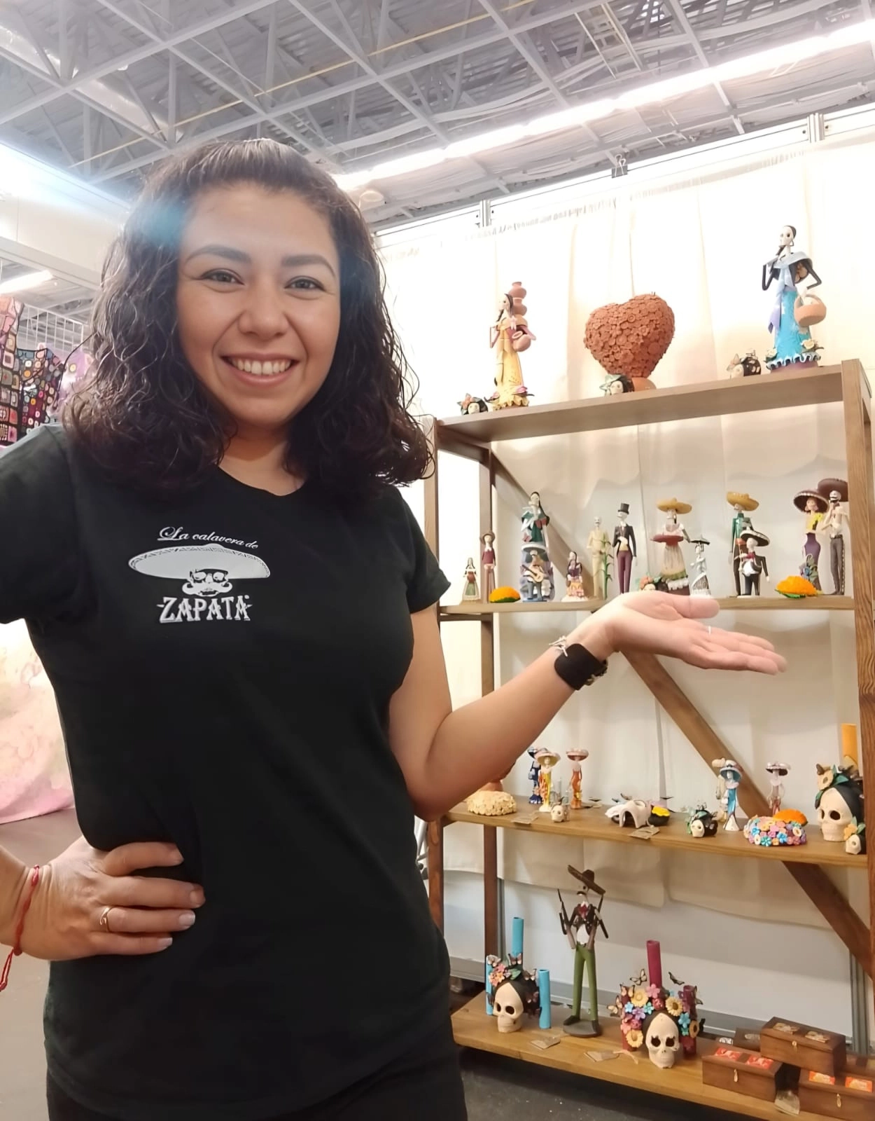 Artesana fundadora de La Calavera de Zapata en su taller de Capula