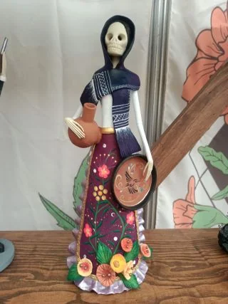 Catrina criolla de barro artesanal con rebozo, tradición de Capula